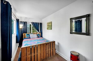 Room - Upcycled Shipping Containers Transformed into a Glamping Home for a Unique Florida Vacation (Jupiter)
