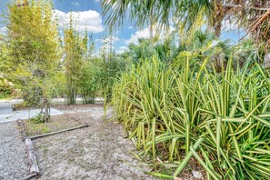 Property grounds - Upcycled Shipping Containers Transformed into a Glamping Home for a Unique Florida Vacation (Jupiter)