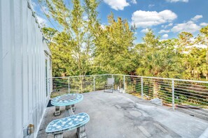 Terrace/patio - Upcycled Shipping Containers Transformed into a Glamping Home for a Unique Florida Vacation (Jupiter)