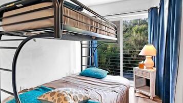 4 bedrooms, iron/ironing board, WiFi, bed sheets
