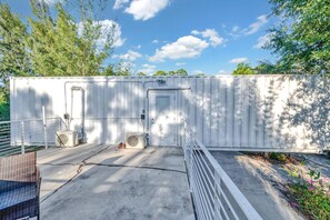 Property grounds - Upcycled Shipping Containers Transformed into a Glamping Home for a Unique Florida Vacation (Jupiter)