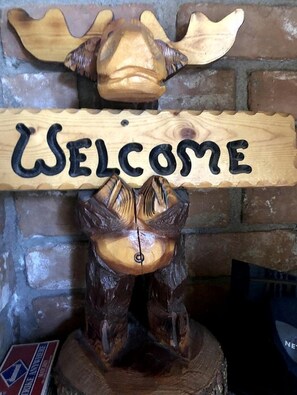 A wooden welcome sign with carved animal figures. - Cabin Getaway near to Pine, Arizona that is Perfect for a Family Vacation (Pine)