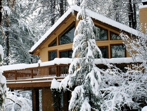 A wooden cabin with a balcony, surrounded by snow-covered trees. - Cabin Getaway near to Pine, Arizona that is Perfect for a Family Vacation (Pine)