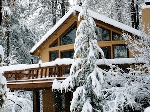 A wooden cabin with a balcony, surrounded by snow-covered trees. - Cabin Getaway near to Pine, Arizona that is Perfect for a Family Vacation (Pine)