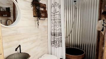 Toallas, jabón, shampoo, papel de baño