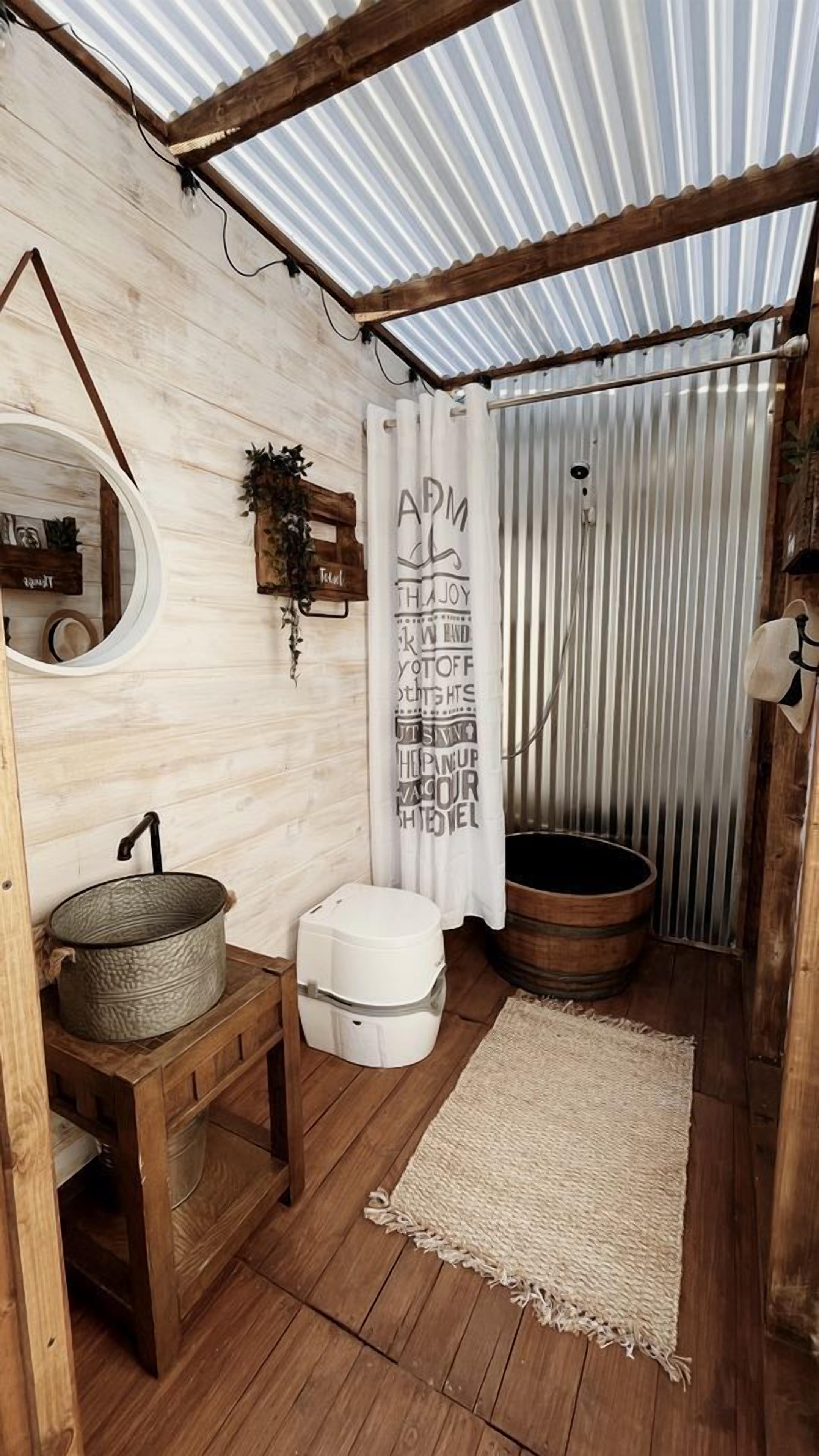 Serviettes fournies, savon, shampoing, papier toilette