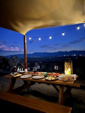 Outdoor dining - Stunning Geo Dome with Joshua Tree vibes (Palmdale)