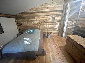 3 soverom, skrivebord og sengetøy