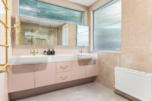 Bathroom - Luxury Villas Hawthorn Haven with Heated Pool (Hawthorn)