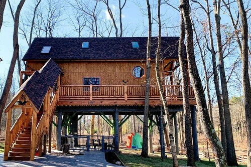 Magical Tree House Experience with a Private Hot Tub in Shenandoah Valley, Virginia