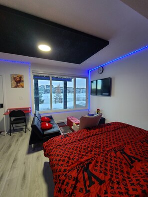 Room - Swithome Properties Cozy Studio Pond View, Near Yeg Airport (Edmonton)