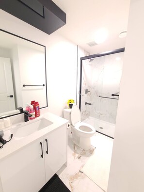 Bathroom - Swithome Properties Cozy Studio Pond View, Near Yeg Airport (Edmonton)
