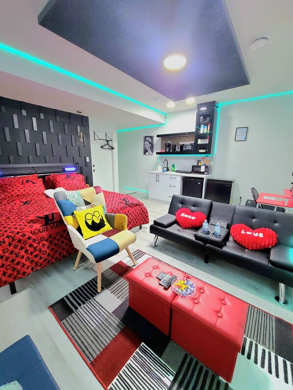 Living room - Swithome Properties Cozy Studio Pond View, Near Yeg Airport (Edmonton)