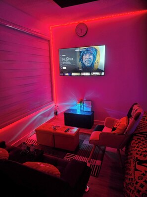 Living room - Swithome Properties Cozy Studio Pond View, Near Yeg Airport (Edmonton)