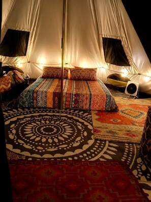Room - Off-Grid Creekside Tent Ideal for a Glamping Experience in Cosby, Tennessee (Cosby)