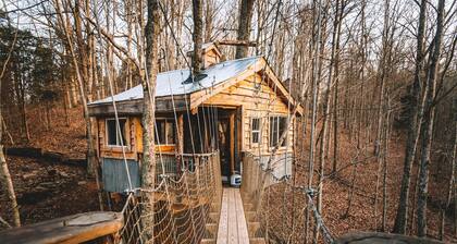 Stunning Tree House Tucked Away Among the Trees near Germantown, Kentucky