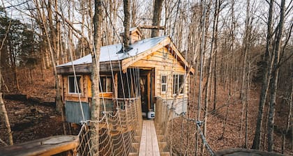 Stunning Tree House Tucked Away Among the Trees near Germantown, Kentucky