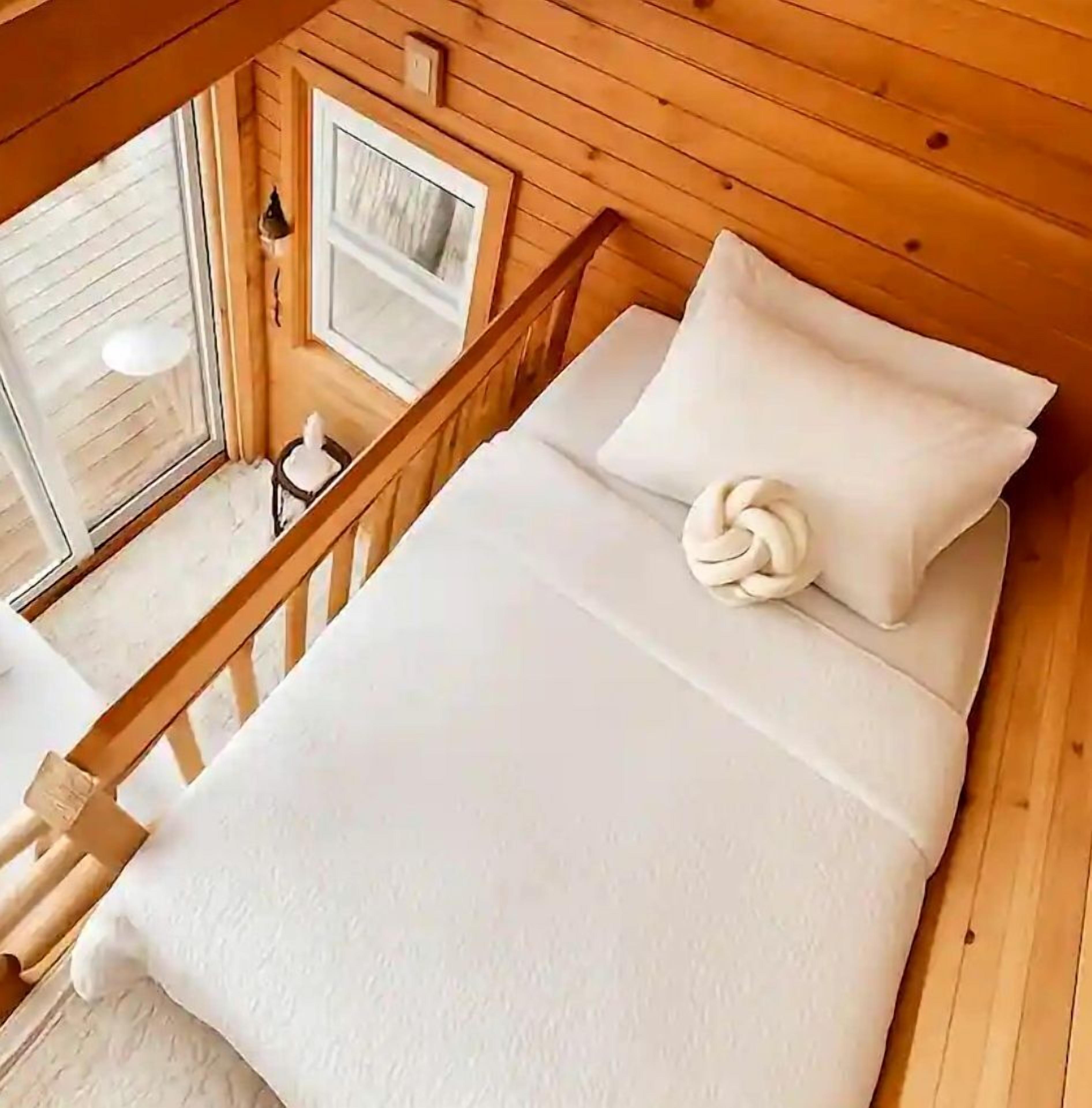 2 bedrooms, bed sheets