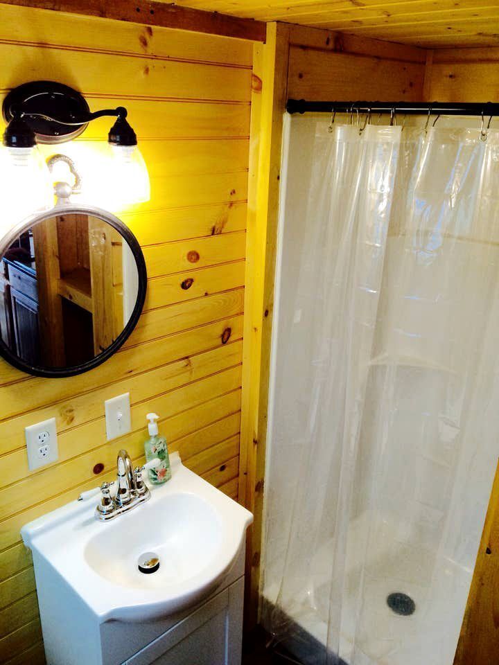 Secadora de cabello, toallas, papel de baño 