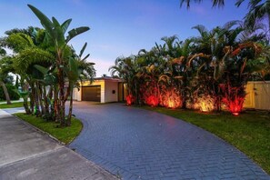 Property grounds - Lakefront Tropical Villa by Glam Homes  (North Miami Beach)