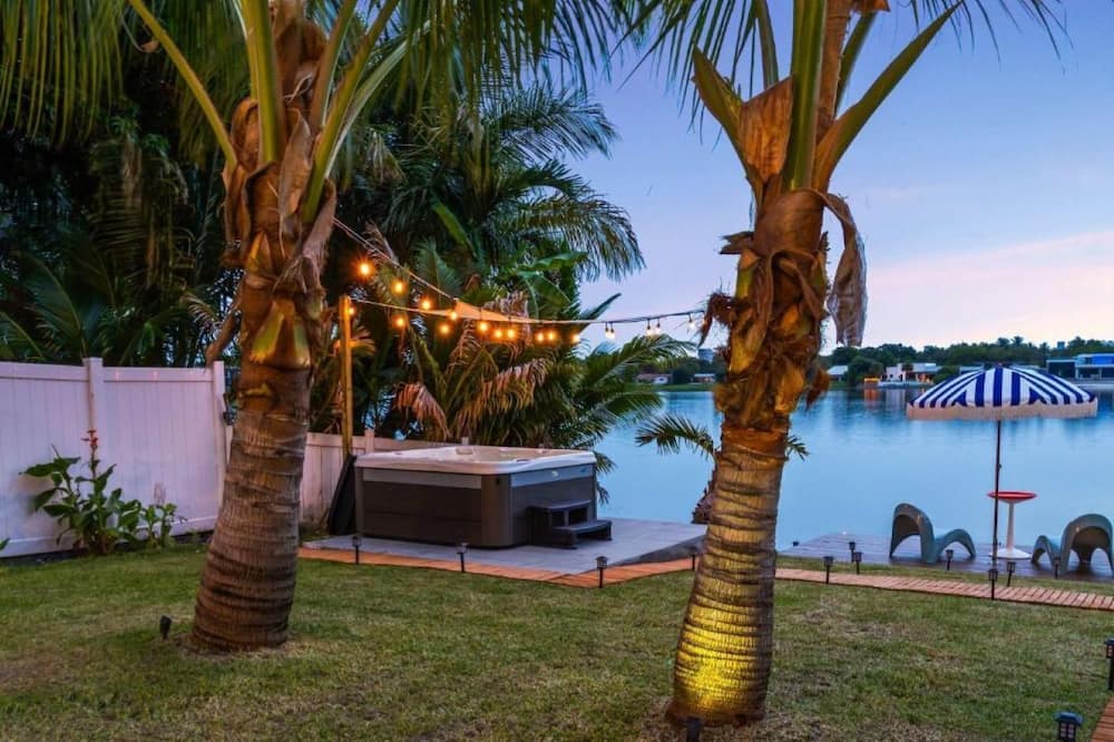Lakefront Tropical Villa by Glam Homes