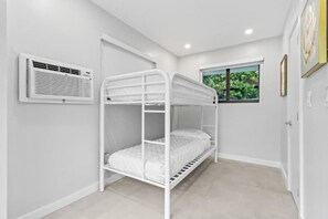 Room - Lakefront Tropical Villa by Glam Homes  (North Miami Beach)