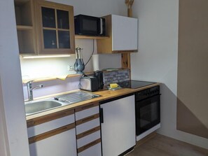 Fridge, stovetop, coffee/tea maker, electric kettle - Holiday apartment Brunnenplatz in our guesthouse in  old town of Zell (Moselle) (Zell (Mosel))