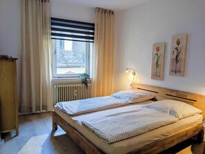 1 bedroom, free WiFi, bed sheets - Holiday apartment Brunnenplatz in our guesthouse in  old town of Zell (Moselle) (Zell (Mosel))