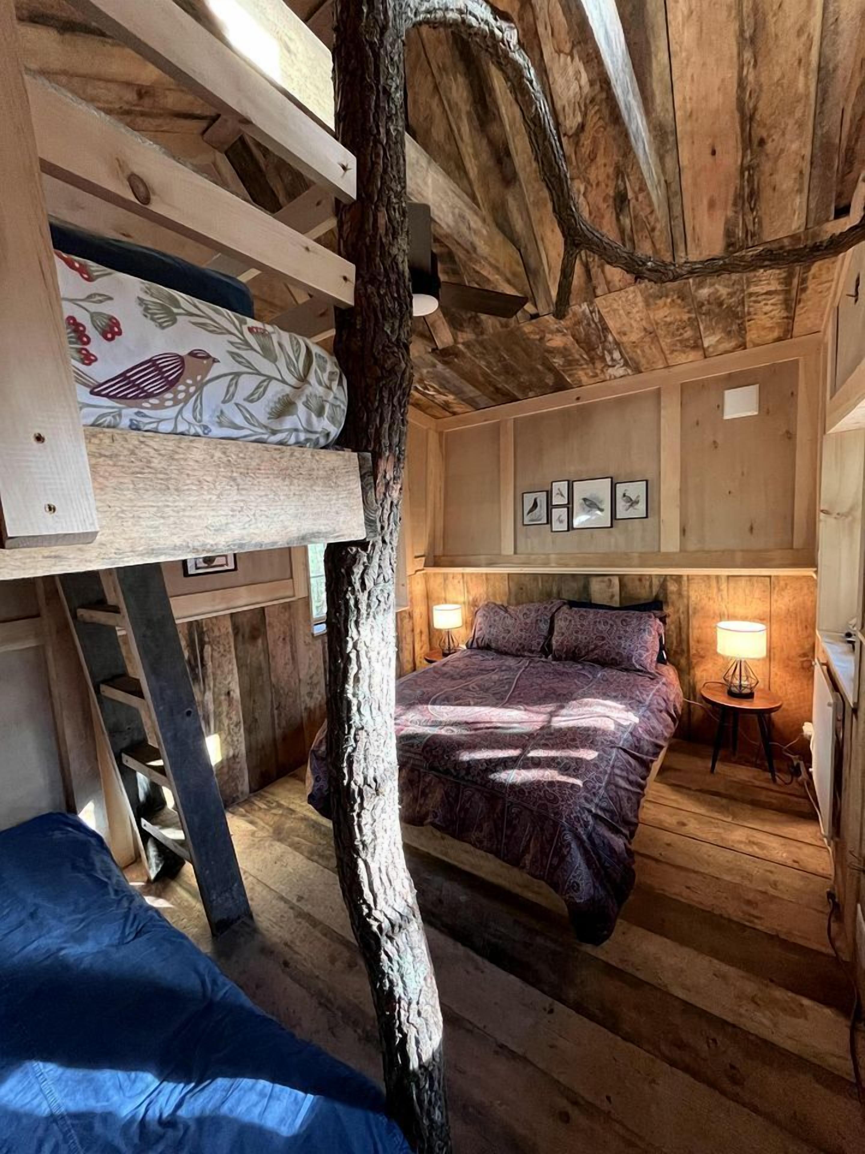 2 soverom, skrivebord og sengetøy