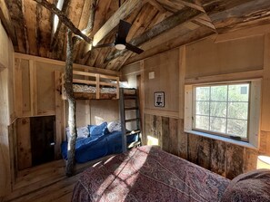 2 habitaciones, escritorio y ropa de cama 