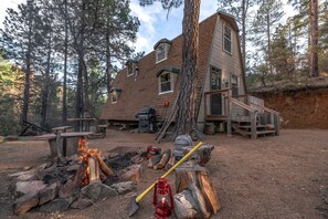 Outdoor dining - Cozy Rustic Cabin in the Prescott National Forest near Lynx Lake in Prescott, Arizona (Prescott)