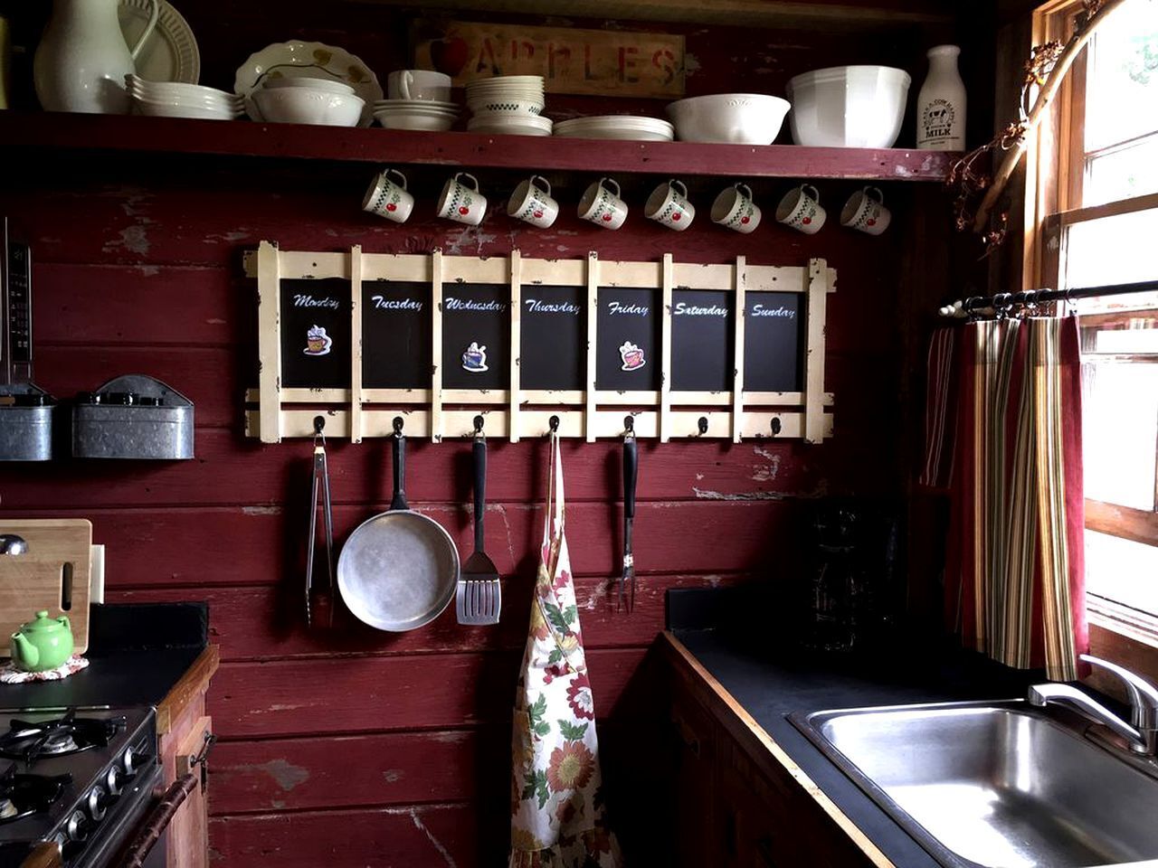 Cafetière/bouilloire, réfrigérateur, micro-ondes, four