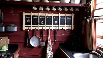 Cafetière/bouilloire, réfrigérateur, micro-ondes, four