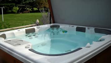 Tina de hidromasaje al aire libre