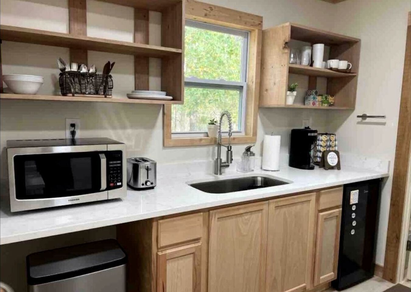 Wasserkocher mit Kaffee-/Teezubehör, Kühlschrank, Mikrowelle, Toaster