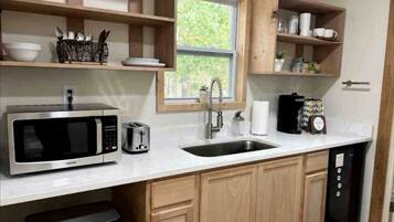 Wasserkocher mit Kaffee-/Teezubehör, Kühlschrank, Mikrowelle, Toaster