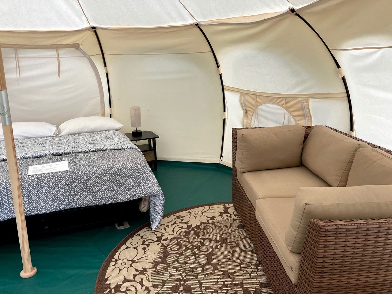 1 bedroom, bed sheets