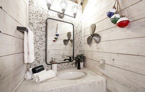Haartrockner, Handtücher, Toilettenpapier
