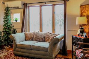 Televisión, chimenea y estéreo 