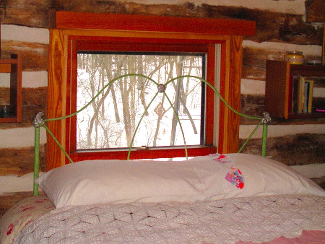 1 bedroom, desk, bed sheets