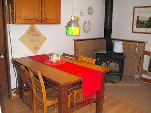 Dining - Rustic Norwegian-Style Log Cabin Rental near the Upper Iowa River in Decorah, Iowa (Decorah)