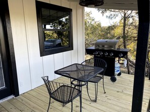 Outdoor dining - The Ultimate Romantic Getaway: Charming Cabin with a Hot Tub in Wimberley, Texas (Wimberley)
