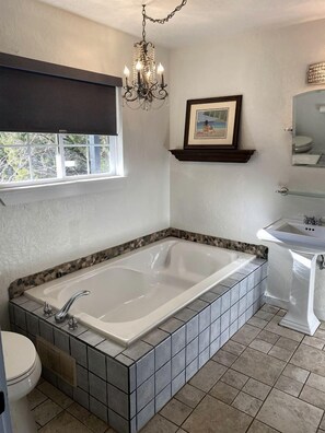 Jetted bath, hair dryer, towels, soap - The Ultimate Romantic Getaway: Charming Cabin with a Hot Tub in Wimberley, Texas (Wimberley)