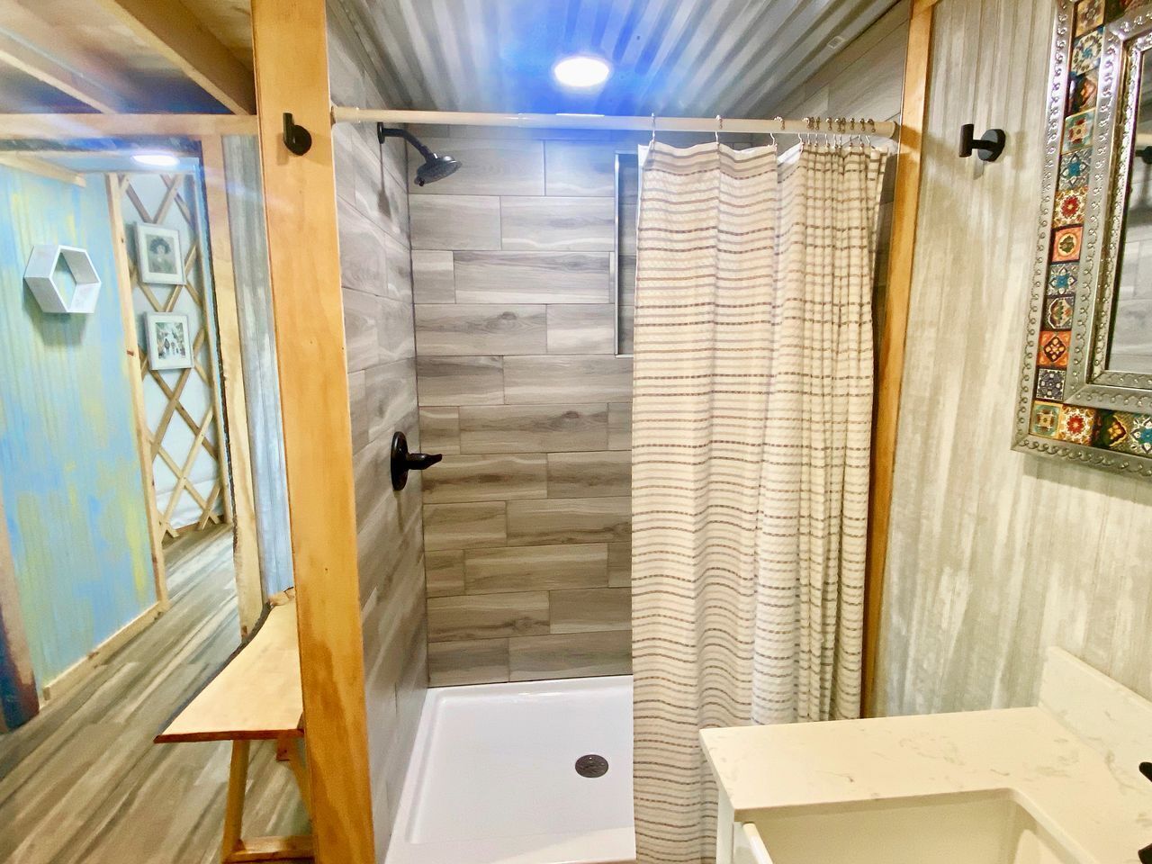 Bañera de hidromasaje, secador de pelo, toallas, jabón