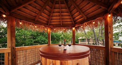 Love Bird Yurt Romantic, Hot Tub, by the River in Bandera, Texas