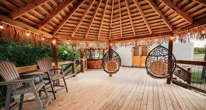Love Bird Yurt Romantic, Hot Tub, by the River in Bandera, Texas