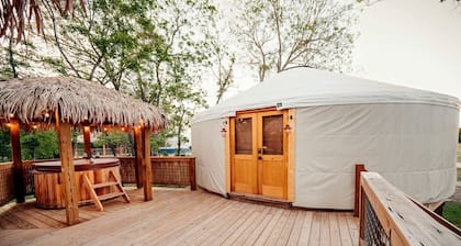 Love Bird Yurt Romantic, Hot Tub, by the River in Bandera, Texas