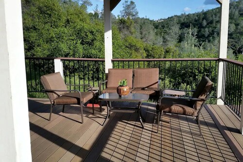 Private Ground Floor Accommodation for a Couples' Getaway in Penn Valley, California