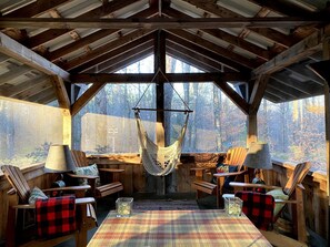 Outdoor dining - Wonderful Tree House Perfect for a Glamping Getaway in the Adirondack Mountains, New York (Paul Smiths)