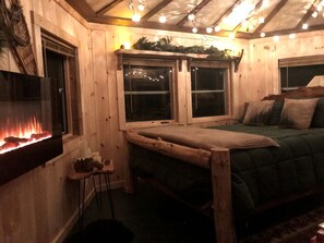 1 bedroom, WiFi, bed sheets - Wonderful Tree House Perfect for a Glamping Getaway in the Adirondack Mountains, New York (Paul Smiths)